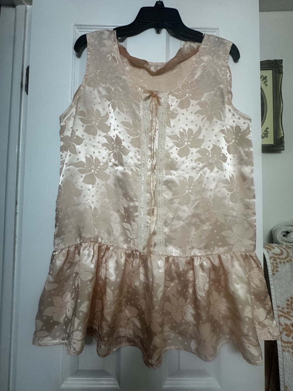 Satin Floral Peplum Tank Top in Champagne